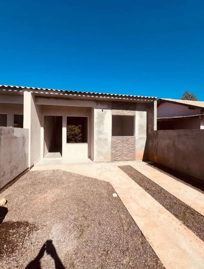 Ótimo Geminado com 50 m2 no Loteamento Sehnem com pátio frente e fundos