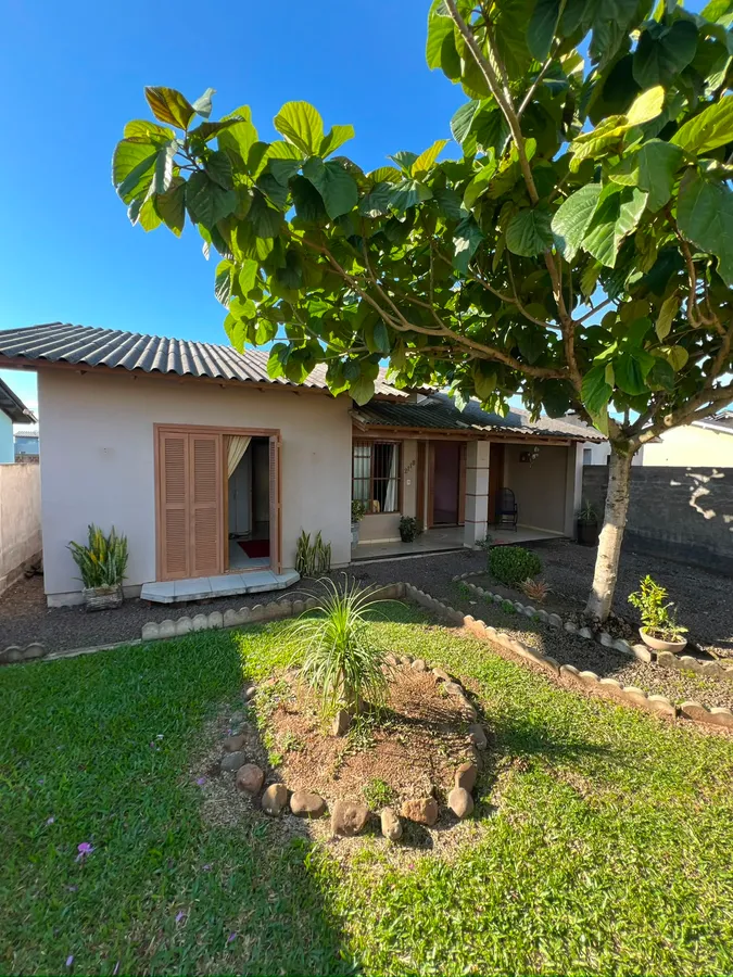 Casa à venda com Piscina,  2 quartos, 2 banheiros, 2 vagas, no Bairro Coronel Brito.